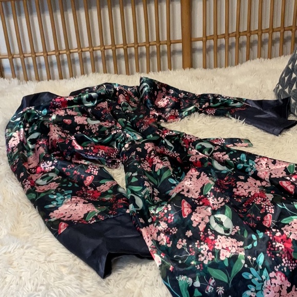 Silky poly robe from the limited Target Bridgestone Collection - Picture 3 of 3